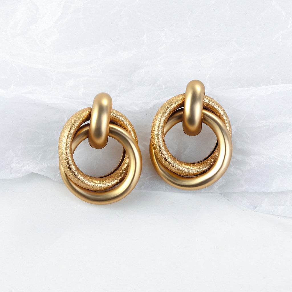 Pearl geometric earrings, style B detail