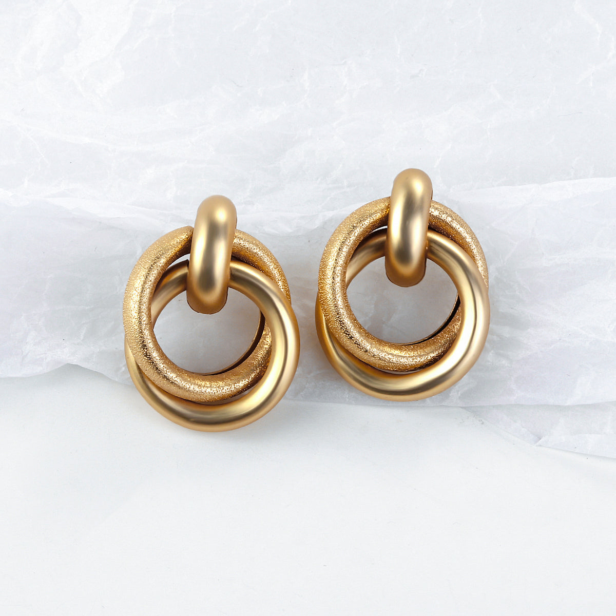 Pearl geometric earrings, style B detail