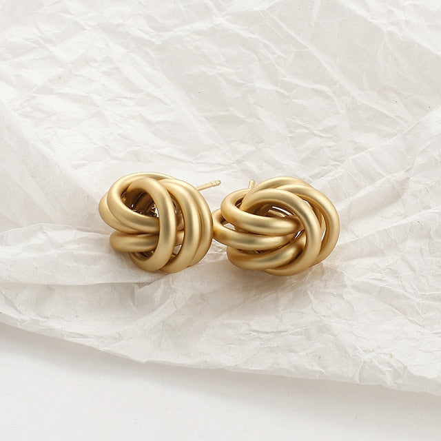Pearl geometric earrings, style A detail