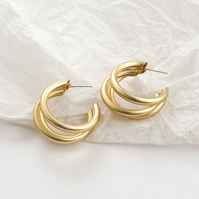 Pearl geometric earrings, style M detail