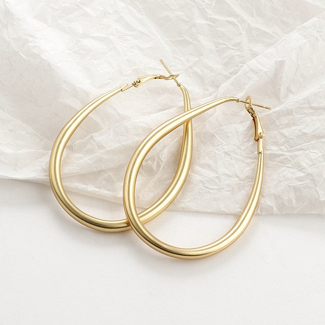Pearl geometric earrings, style E detail