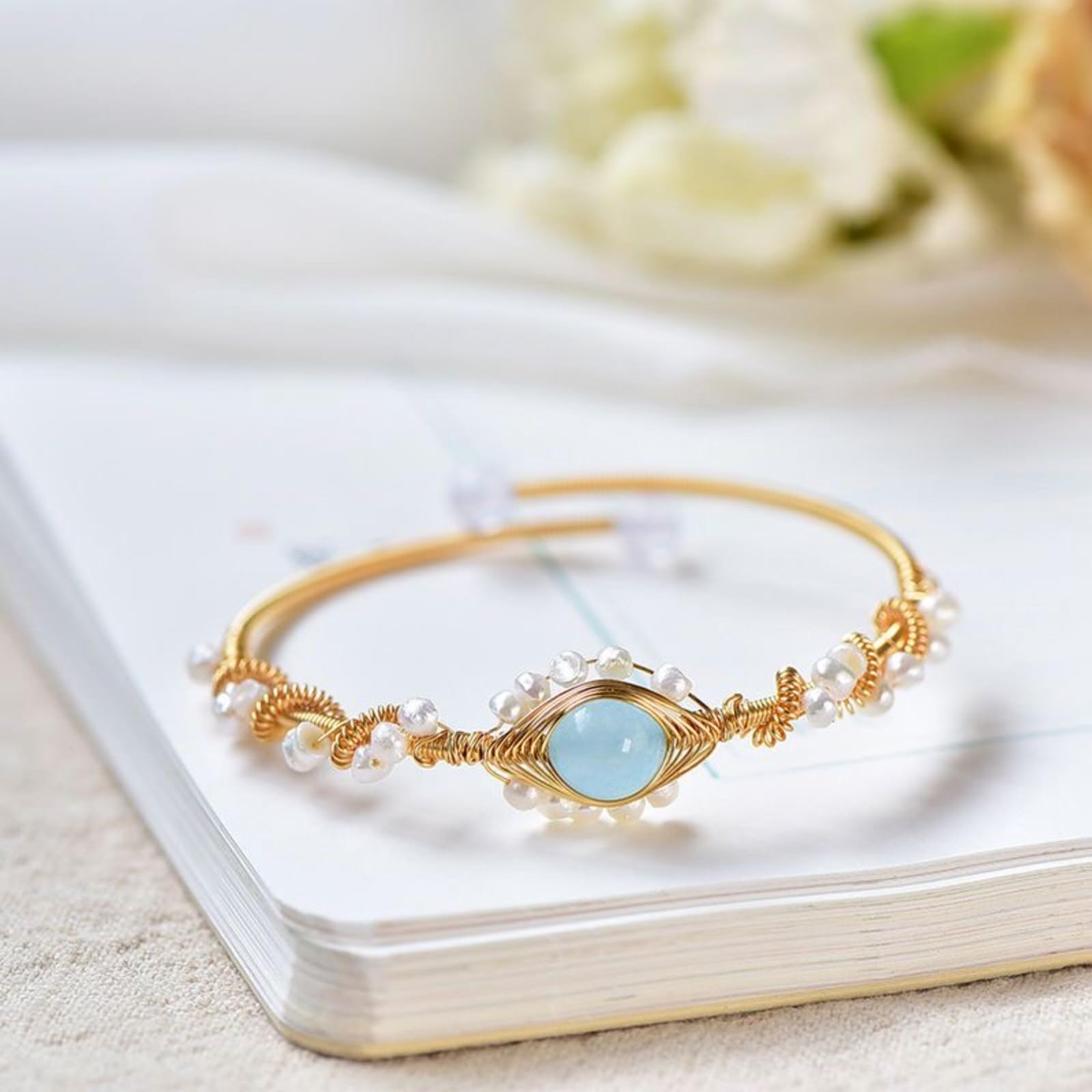 Gold-plated pearl bracelet with vintage wire braided cuff design