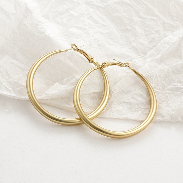 Pearl geometric earrings, style J detail