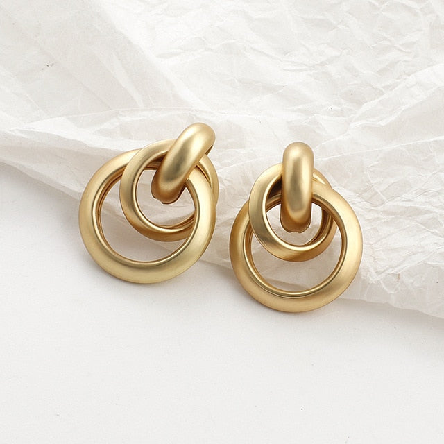 Pearl geometric earrings, style G detail