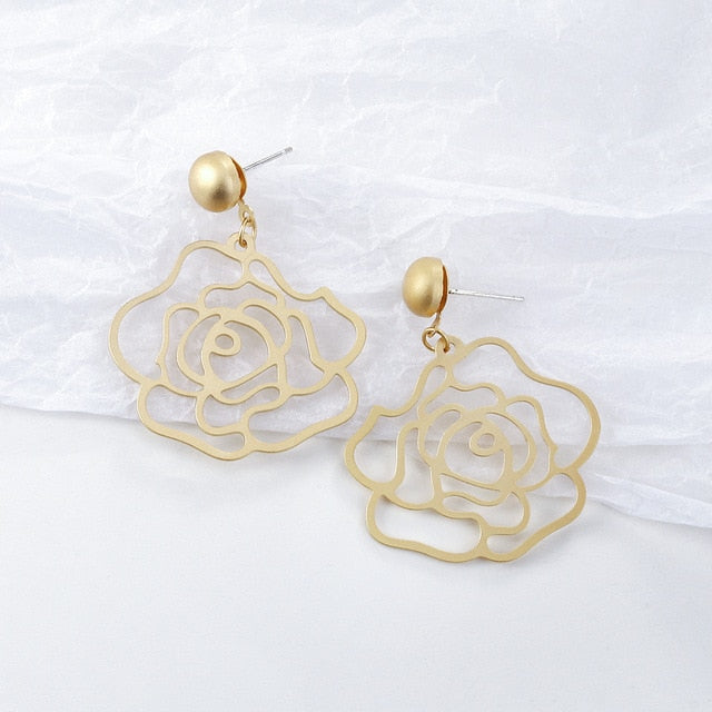Pearl geometric earrings, style D detail