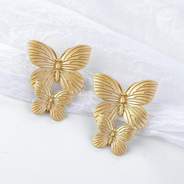 Pearl geometric earrings, packaging shot