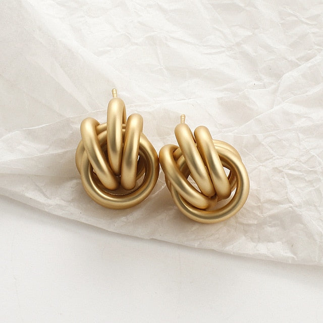Pearl geometric earrings, style C detail