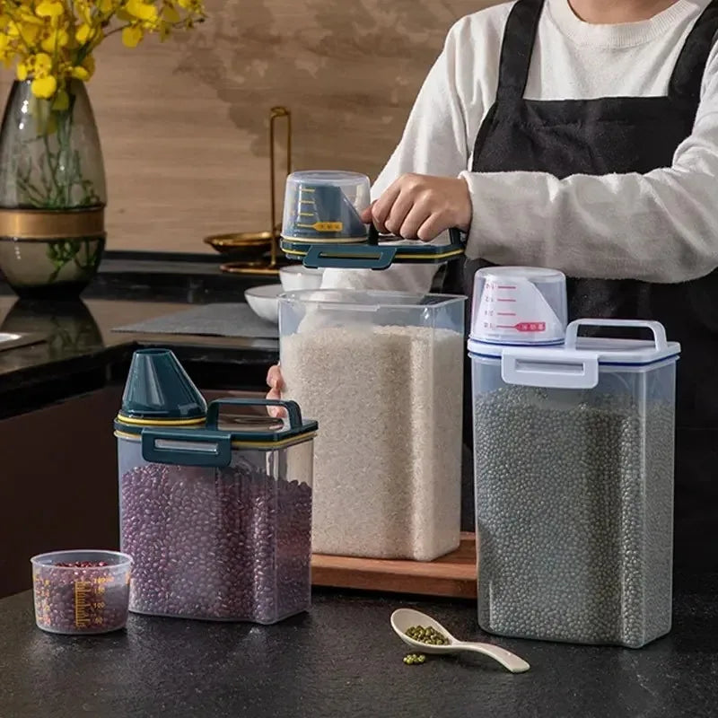 Prime Deal Zone Freshness Lock Pet Food Storage Tank with 2kg capacity and measuring cup for fresh, organized pet food storage.